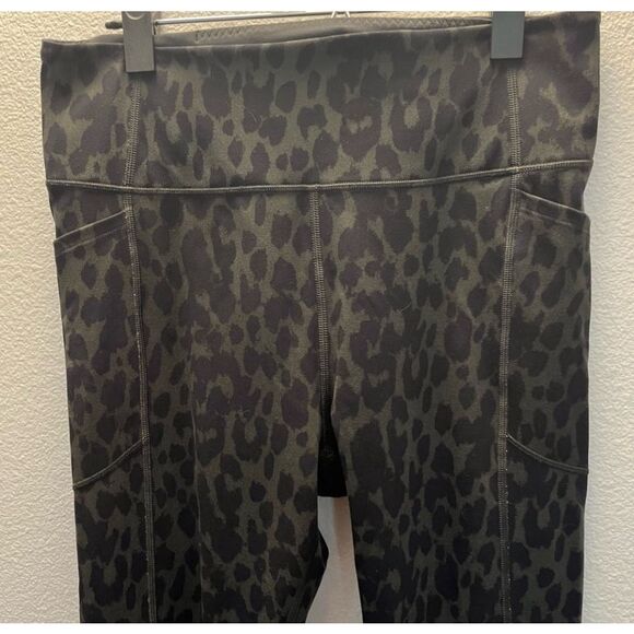 NWOT Women’s Victoria's Secret Leopard Print Leggings with side pockets and hidd - Picture 1 of 8
